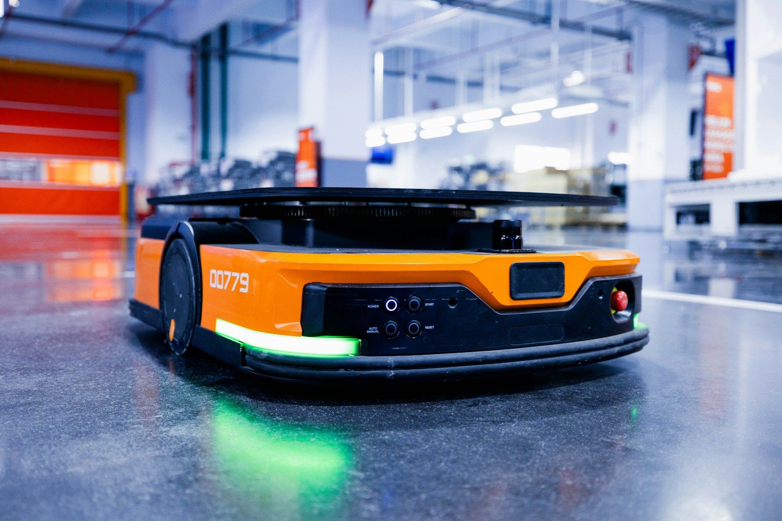 Беспилотная транспортная тележка AGV на складе
