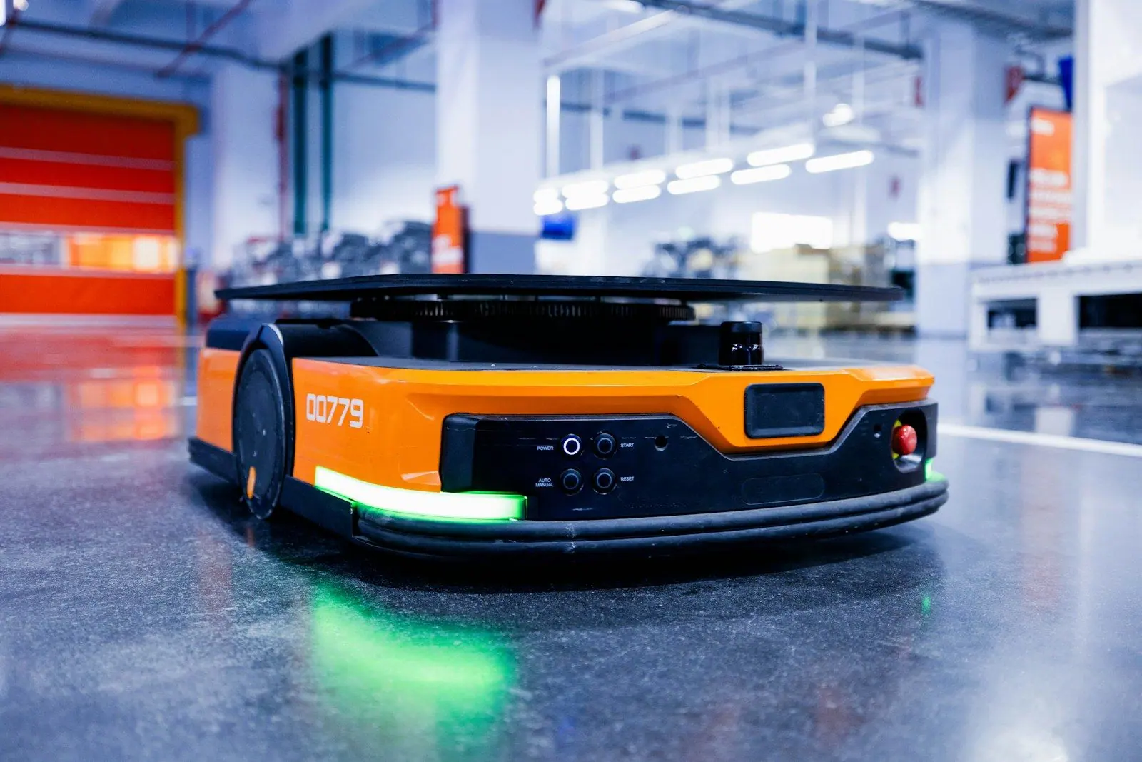 Беспилотная транспортная тележка AGV на складе
